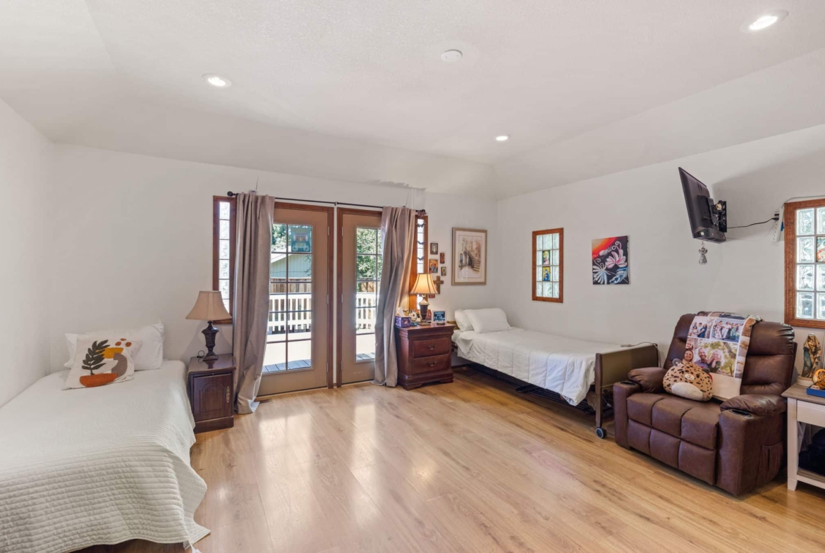 Santa Rosa,  CAHome $875K – Business $160K