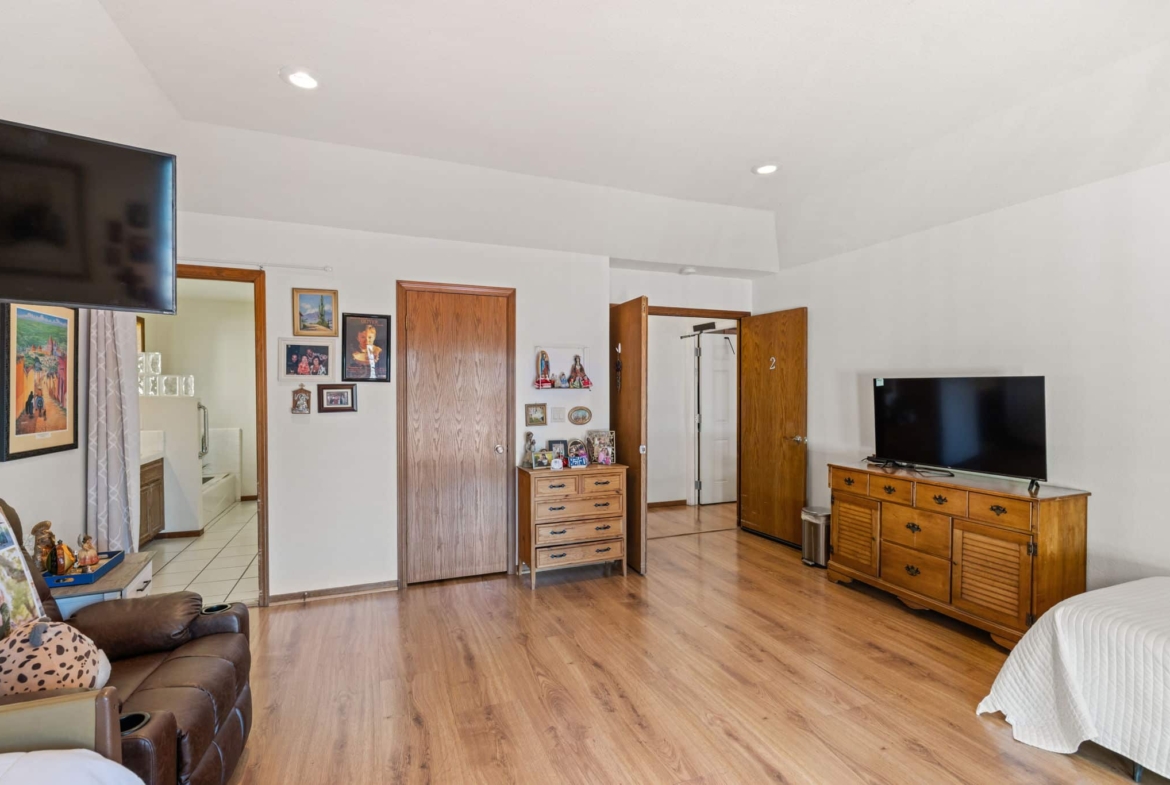 Santa Rosa,  CAHome $875K – Business $160K