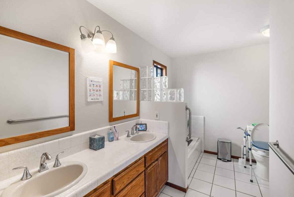 Santa Rosa,  CAHome $875K – Business $160K