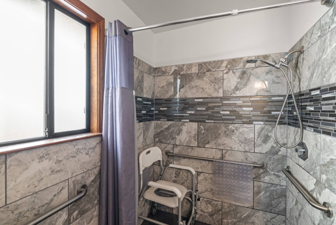 Santa Rosa,  CAHome $875K – Business $160K