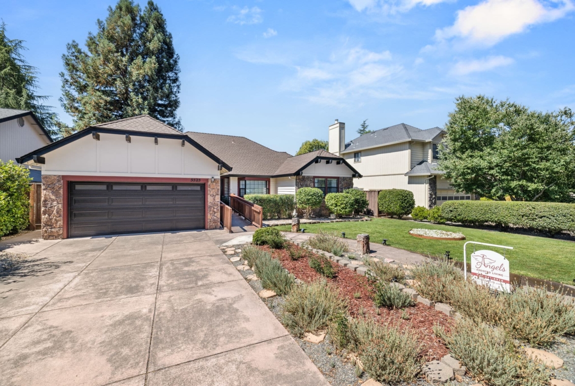 Santa Rosa,  CAHome $875K – Business $160K