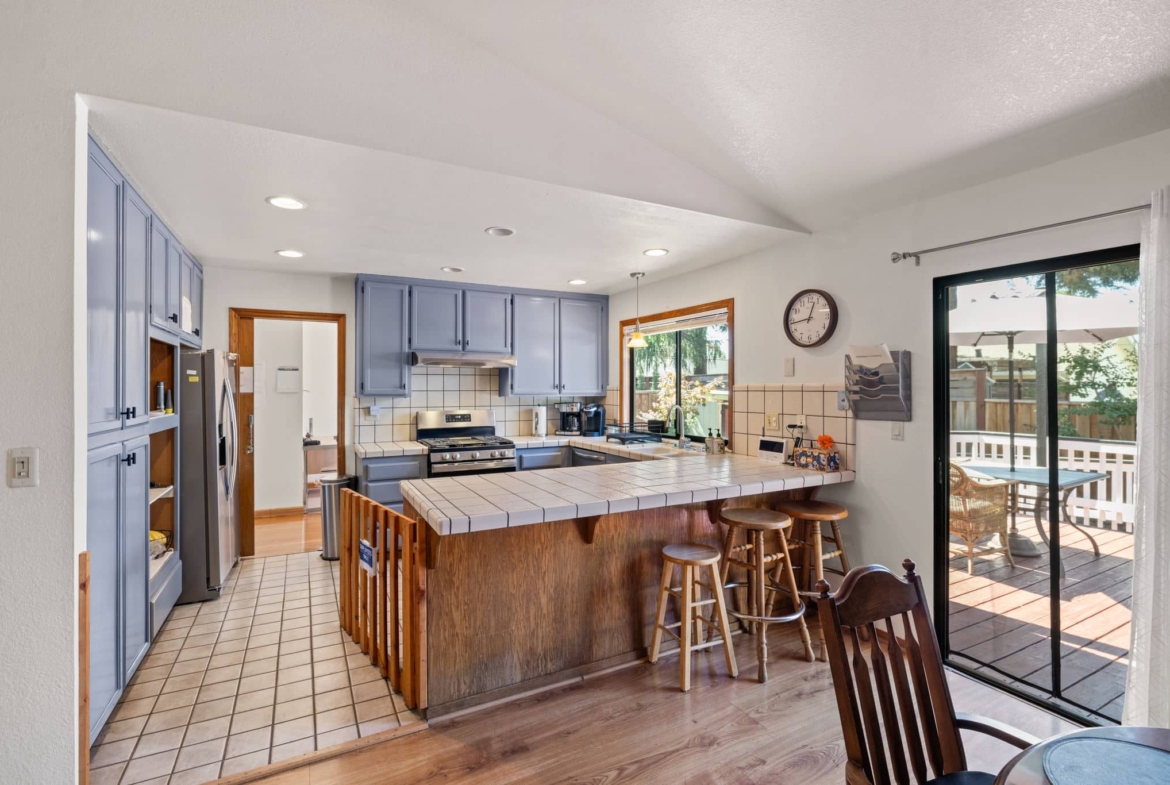 Santa Rosa,  CAHome $875K – Business $160K