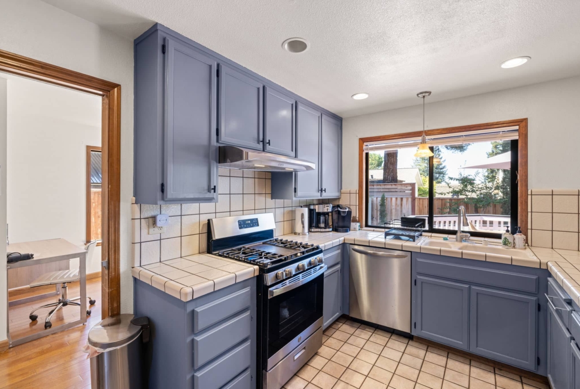 Santa Rosa,  CAHome $875K – Business $160K