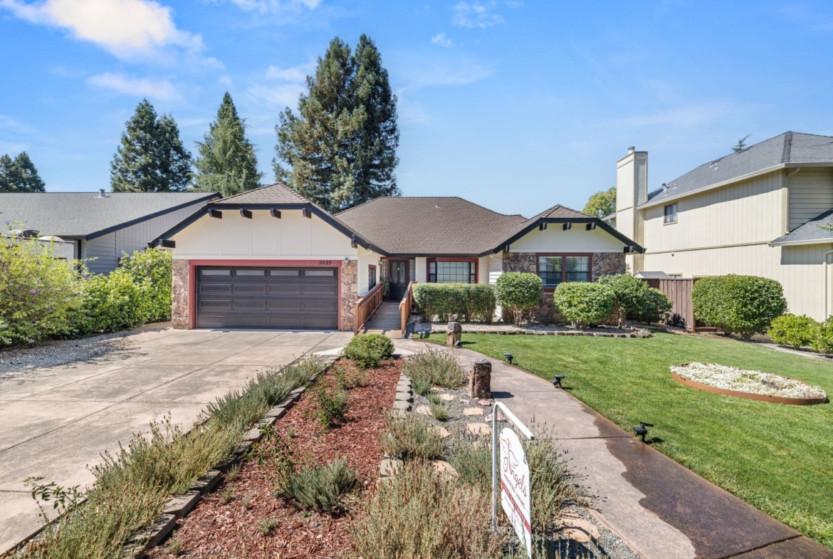 Santa Rosa,  CAHome $875K – Business $160K