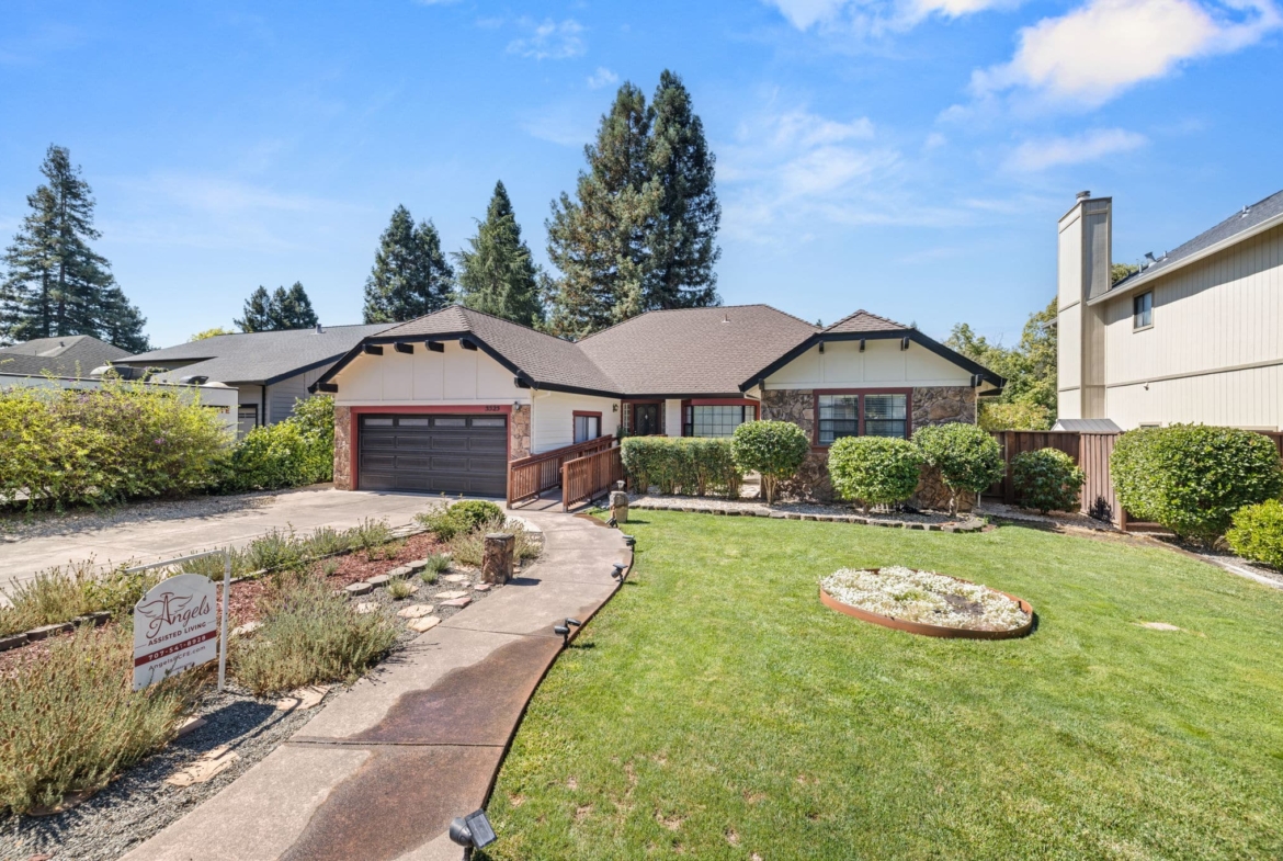 Santa Rosa,  CAHome $875K – Business $160K