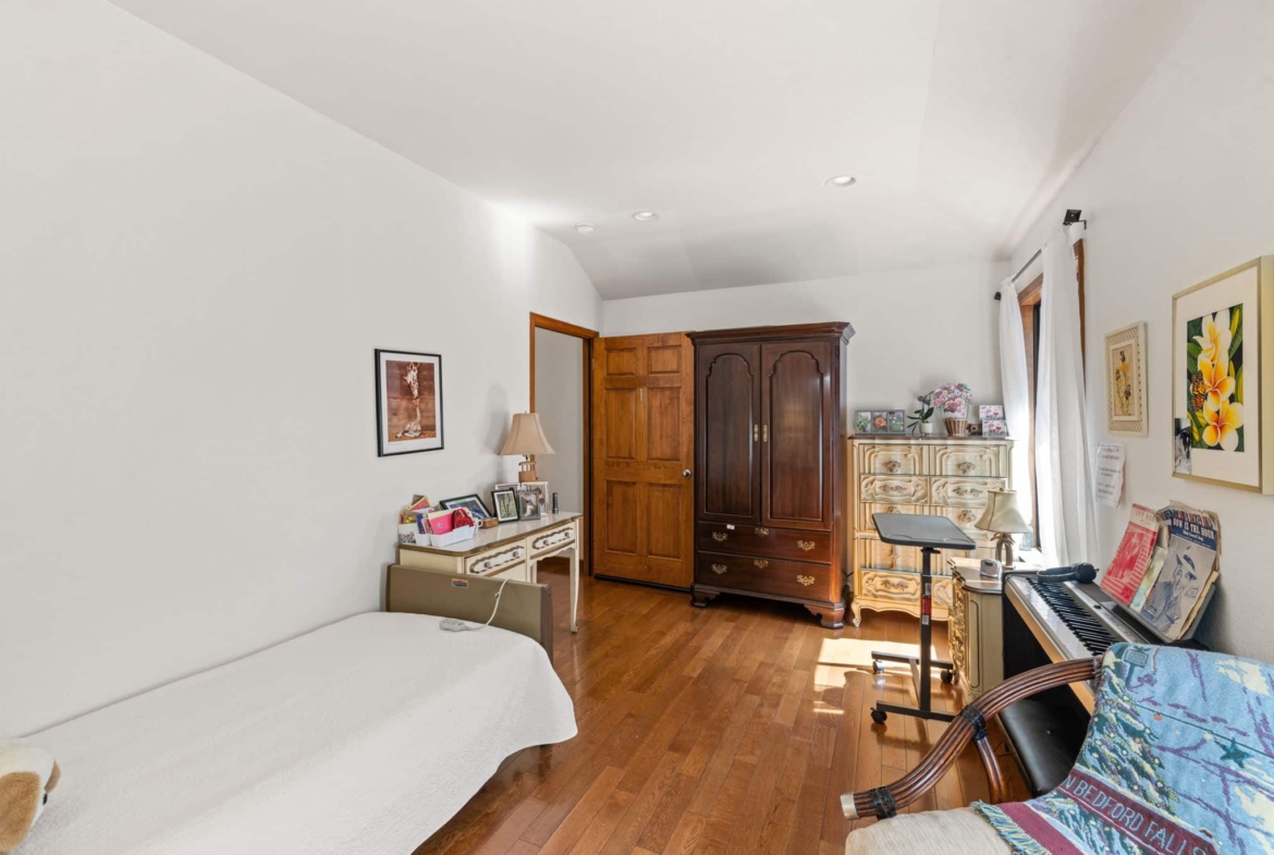Santa Rosa,  CAHome $875K – Business $160K